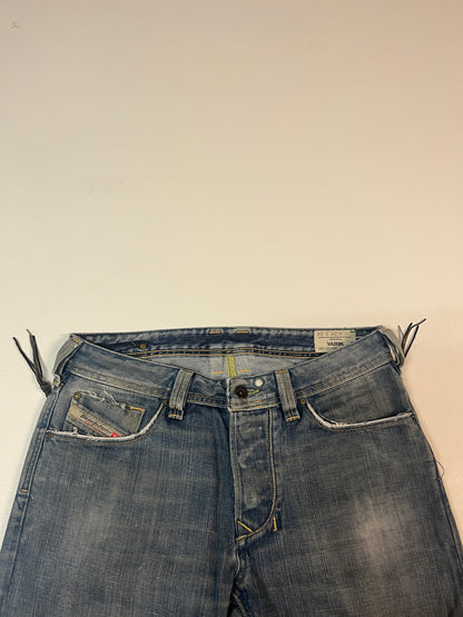 Entdecke unsere Vintage Track Pants von Nike und anderen Marken, erhältlich bei Valuxery.de - Dein Shop für trendige Vintage - Kleidung. Unsere Track Pants sind aus hochwertigen Materialien und