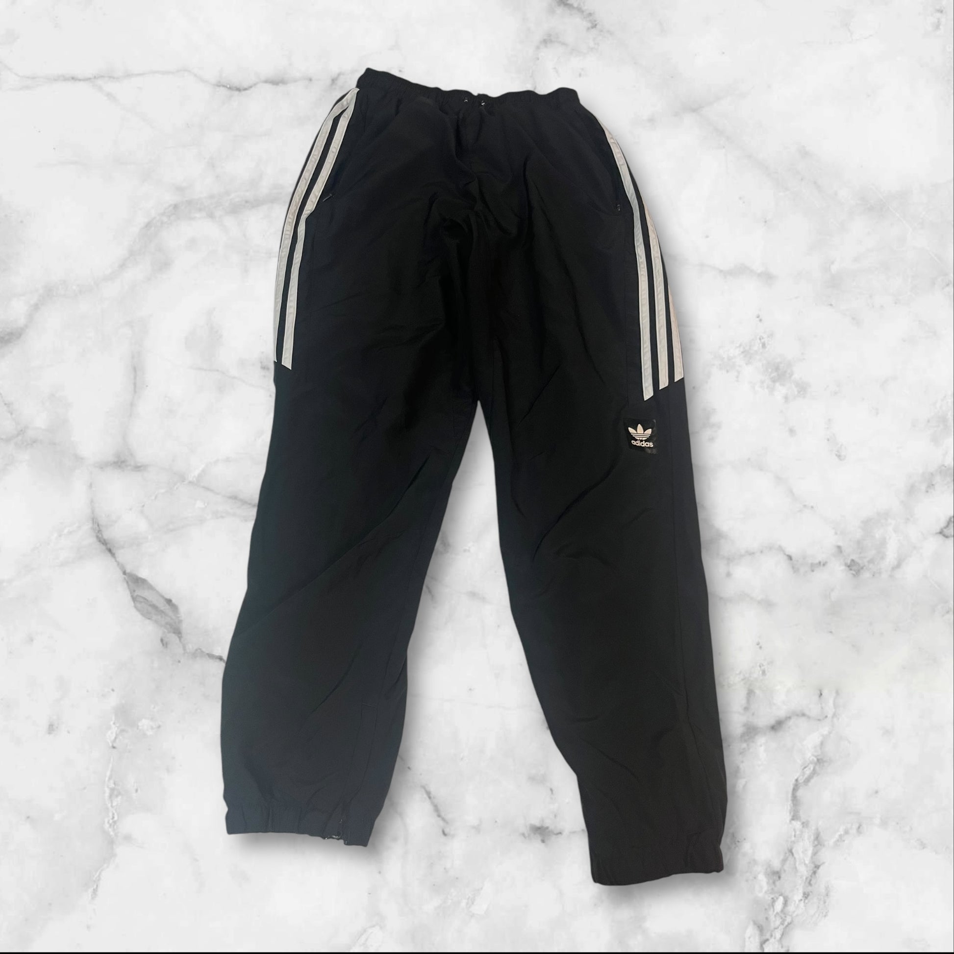 Entdecke unsere Vintage Track Pants von Nike und anderen Marken, erhältlich bei Valuxery.de - Dein Shop für trendige Vintage - Kleidung. Unsere Track Pants sind aus hochwertigen Materialien und
