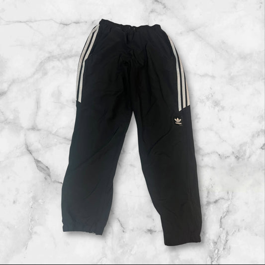 Entdecke unsere Vintage Track Pants von Nike und anderen Marken, erhältlich bei Valuxery.de - Dein Shop für trendige Vintage - Kleidung. Unsere Track Pants sind aus hochwertigen Materialien und