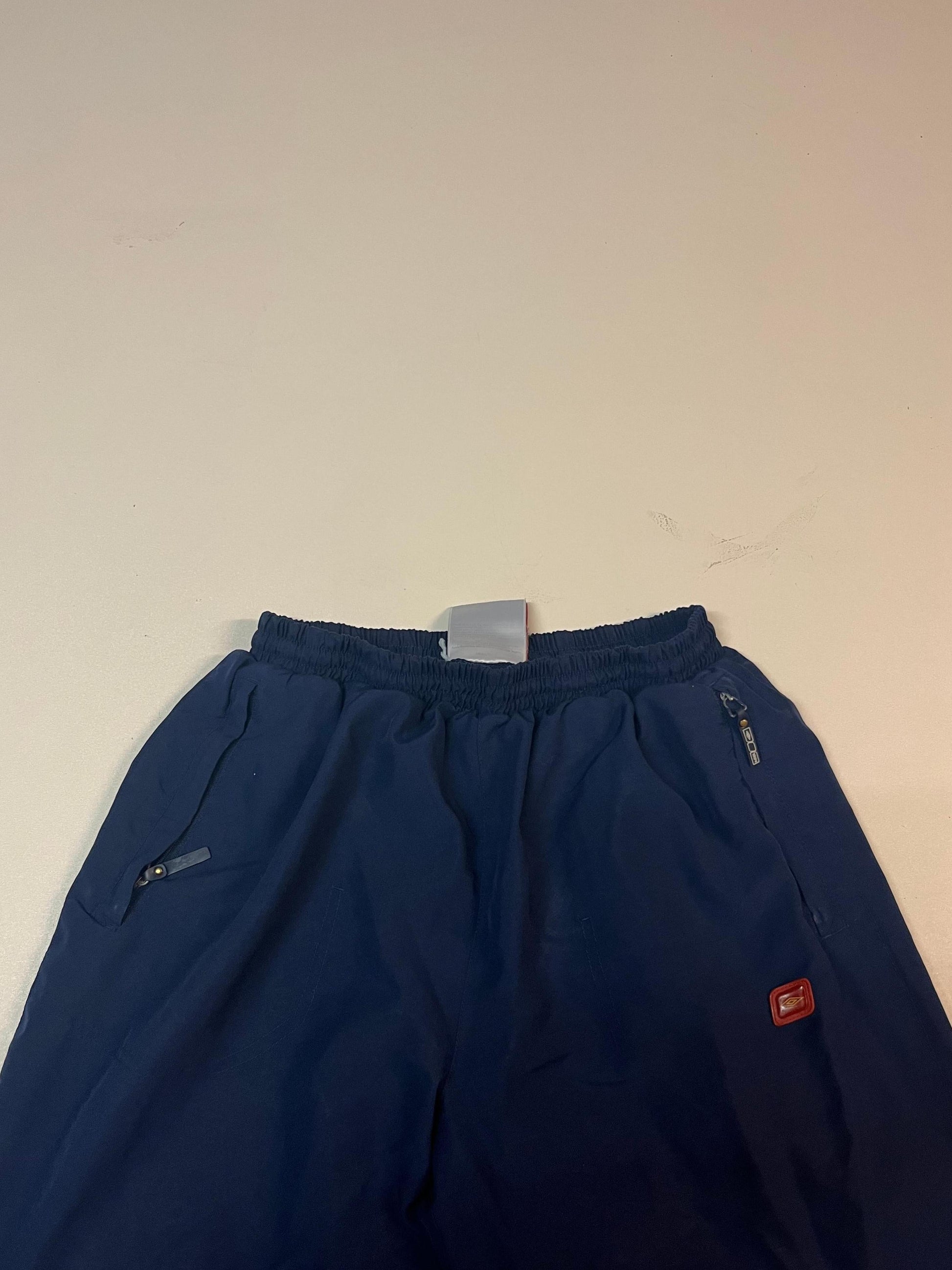 Entdecke unsere Vintage Track Pants von Nike und anderen Marken, erhältlich bei Valuxery.de - Dein Shop für trendige Vintage - Kleidung. Unsere Track Pants sind aus hochwertigen Materialien und