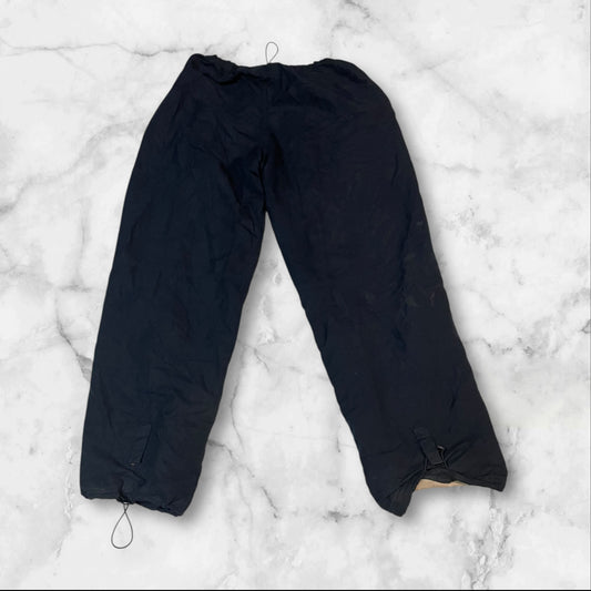 Entdecke unsere Vintage Track Pants von Nike und anderen Marken, erhältlich bei Valuxery.de - Dein Shop für trendige Vintage - Kleidung. Unsere Track Pants sind aus hochwertigen Materialien und