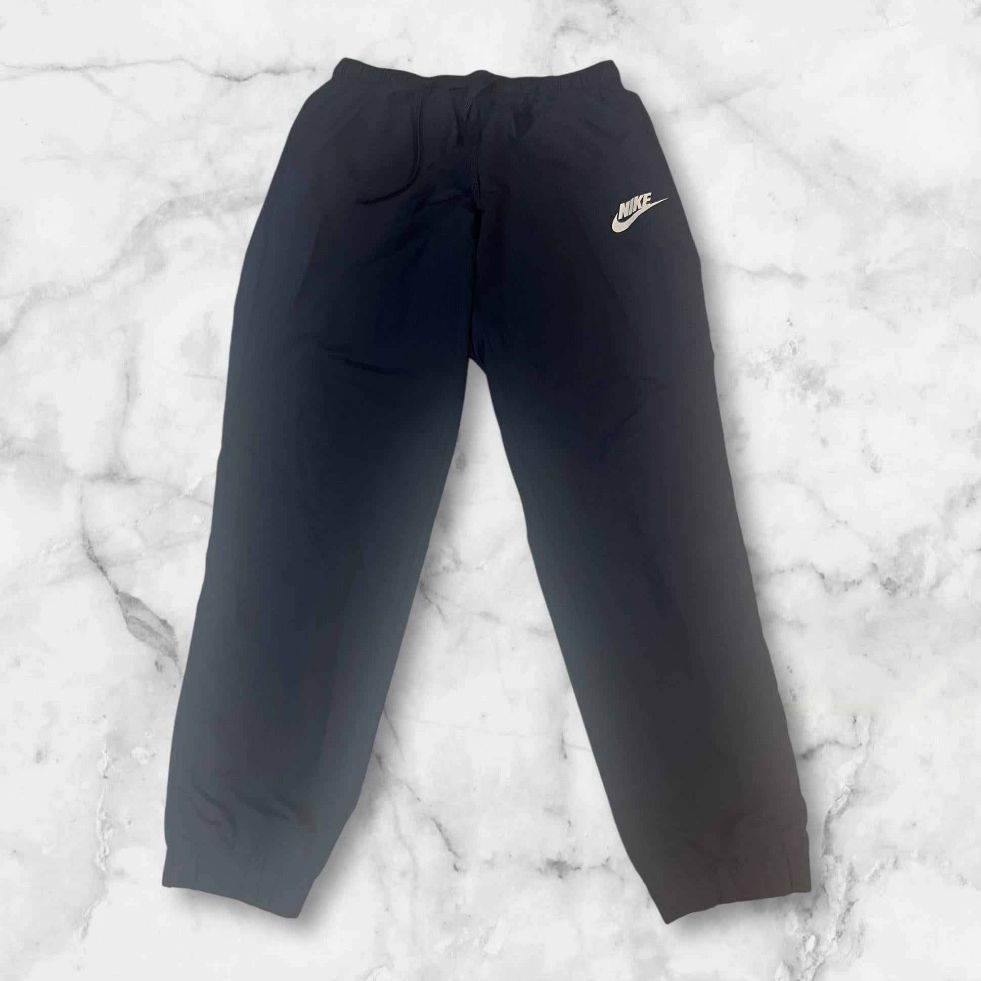 Entdecke unsere Vintage Track Pants von Nike und anderen Marken, erhältlich bei Valuxery.de - Dein Shop für trendige Vintage - Kleidung. Unsere Track Pants sind aus hochwertigen Materialien und