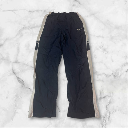 Entdecke unsere Vintage Track Pants von Nike und anderen Marken, erhältlich bei Valuxery.de - Dein Shop für trendige Vintage - Kleidung. Unsere Track Pants sind aus hochwertigen Materialien und