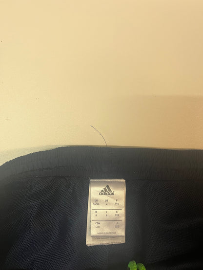 Entdecke unsere Vintage Track Pants von Nike und anderen Marken, erhältlich bei Valuxery.de - Dein Shop für trendige Vintage - Kleidung. Unsere Track Pants sind aus hochwertigen Materialien und
