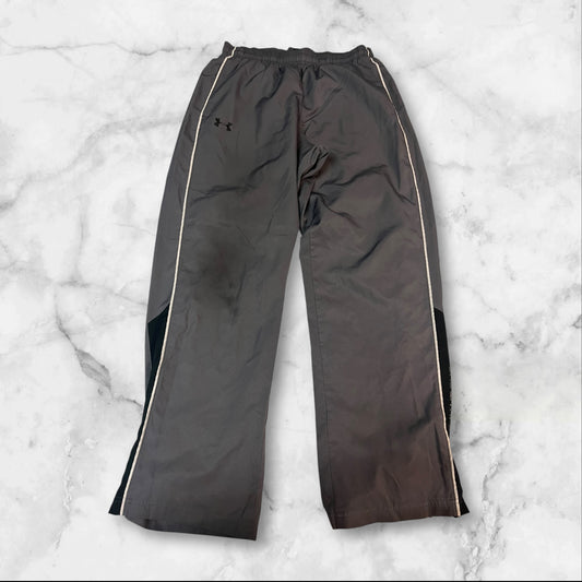 Entdecke unsere Vintage Track Pants von Nike und anderen Marken, erhältlich bei Valuxery.de - Dein Shop für trendige Vintage - Kleidung. Unsere Track Pants sind aus hochwertigen Materialien und