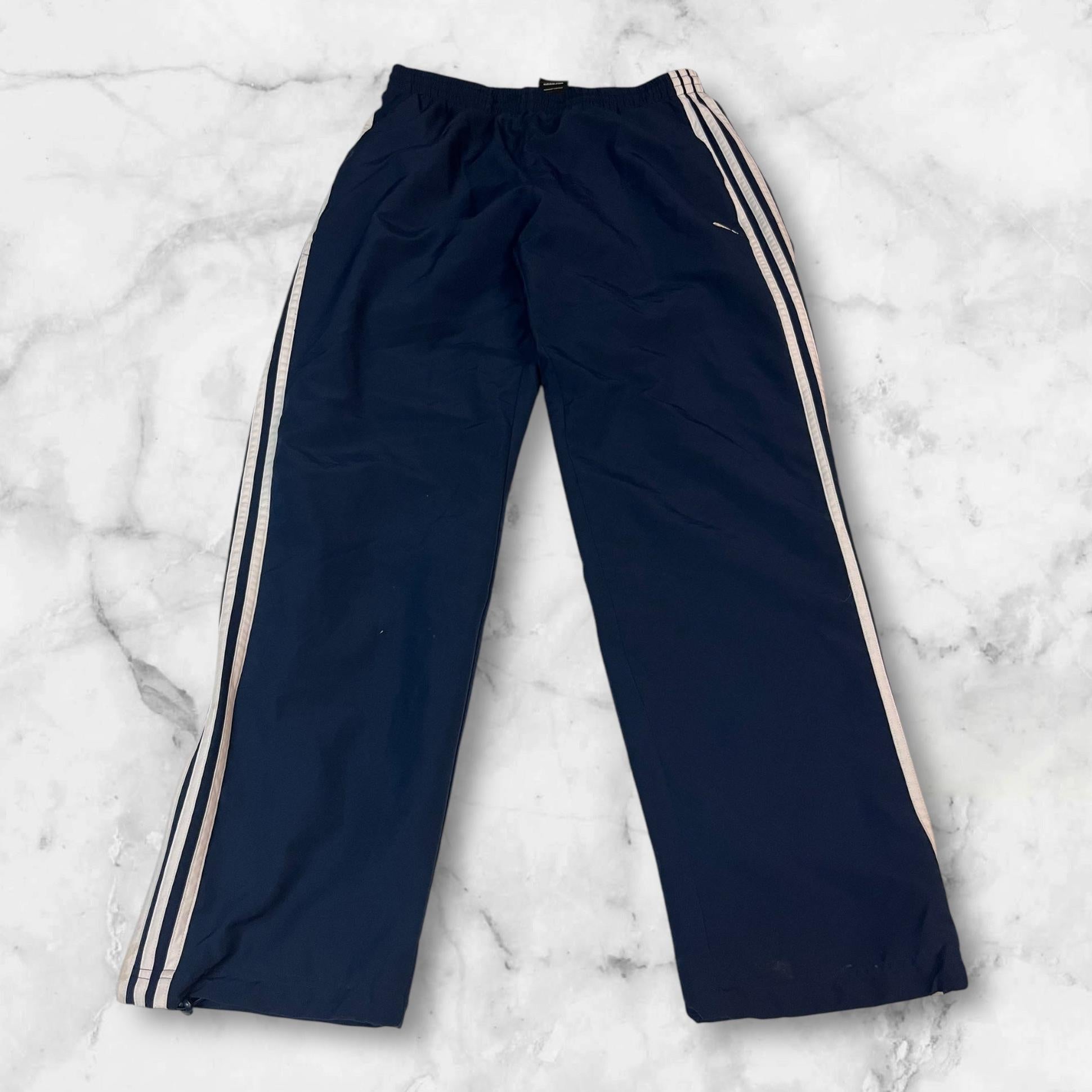 Entdecke unsere Vintage Track Pants von Nike und anderen Marken, erhältlich bei Valuxery.de - Dein Shop für trendige Vintage - Kleidung. Unsere Track Pants sind aus hochwertigen Materialien und