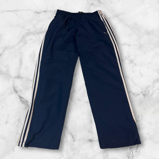Entdecke unsere Vintage Track Pants von Nike und anderen Marken, erhältlich bei Valuxery.de - Dein Shop für trendige Vintage - Kleidung. Unsere Track Pants sind aus hochwertigen Materialien und