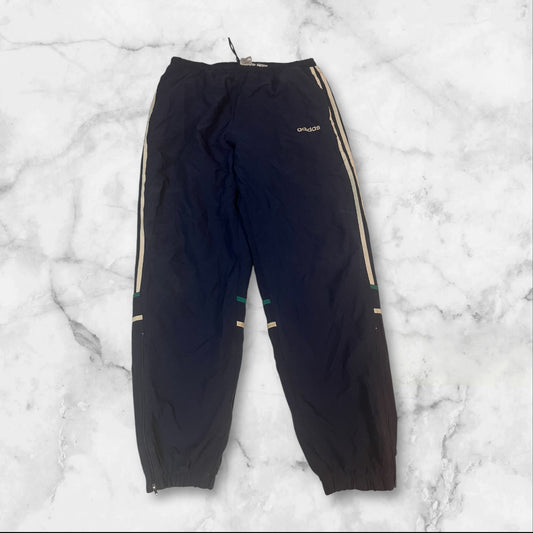 Entdecke unsere Vintage Track Pants von Nike und anderen Marken, erhältlich bei Valuxery.de - Dein Shop für trendige Vintage - Kleidung. Unsere Track Pants sind aus hochwertigen Materialien und