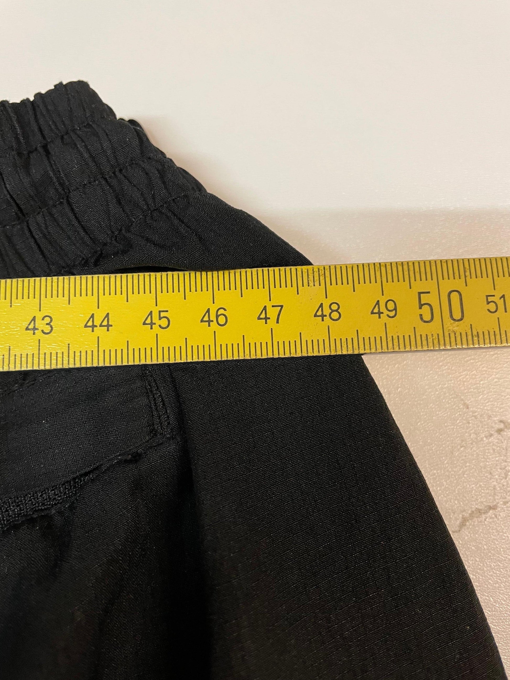 Entdecke unsere Vintage Track Pants von Nike und anderen Marken, erhältlich bei Valuxery.de - Dein Shop für trendige Vintage - Kleidung. Unsere Track Pants sind aus hochwertigen Materialien und