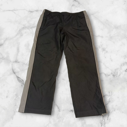 Entdecke unsere Vintage Track Pants von Nike und anderen Marken, erhältlich bei Valuxery.de - Dein Shop für trendige Vintage - Kleidung. Unsere Track Pants sind aus hochwertigen Materialien und