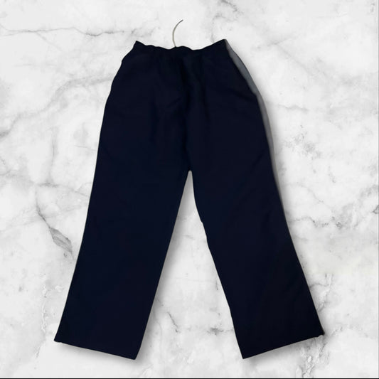 Entdecke unsere Vintage Track Pants von Nike und anderen Marken, erhältlich bei Valuxery.de - Dein Shop für trendige Vintage - Kleidung. Unsere Track Pants sind aus hochwertigen Materialien und