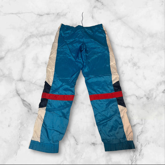 Entdecke unsere Vintage Track Pants von Nike und anderen Marken, erhältlich bei Valuxery.de - Dein Shop für trendige Vintage - Kleidung. Unsere Track Pants sind aus hochwertigen Materialien und