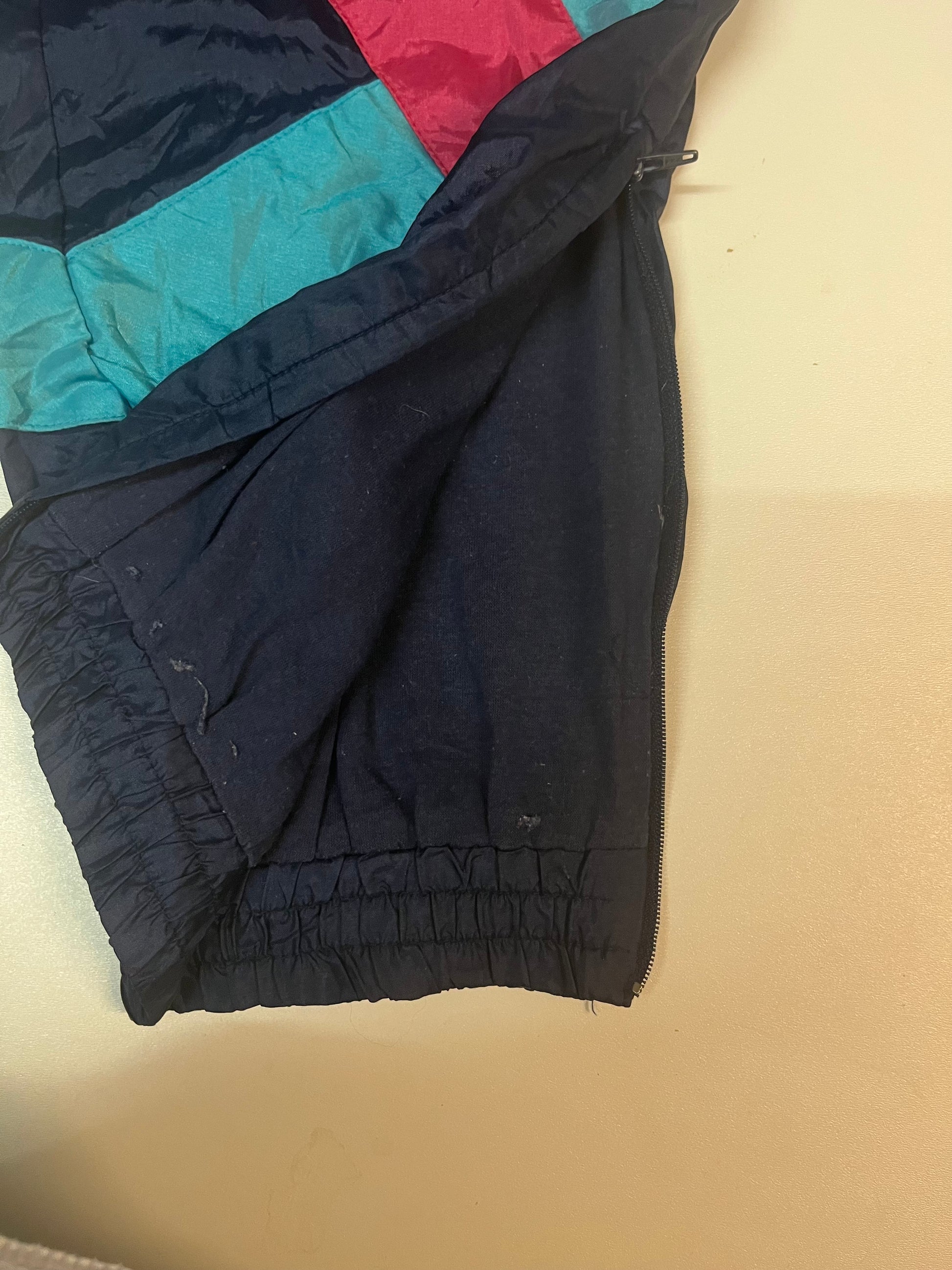 Entdecke unsere Vintage Track Pants von Nike und anderen Marken, erhältlich bei Valuxery.de - Dein Shop für trendige Vintage - Kleidung. Unsere Track Pants sind aus hochwertigen Materialien und