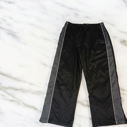Entdecke unsere Vintage Track Pants von Nike und anderen Marken, erhältlich bei Valuxery.de - Dein Shop für trendige Vintage - Kleidung. Unsere Track Pants sind aus hochwertigen Materialien und
