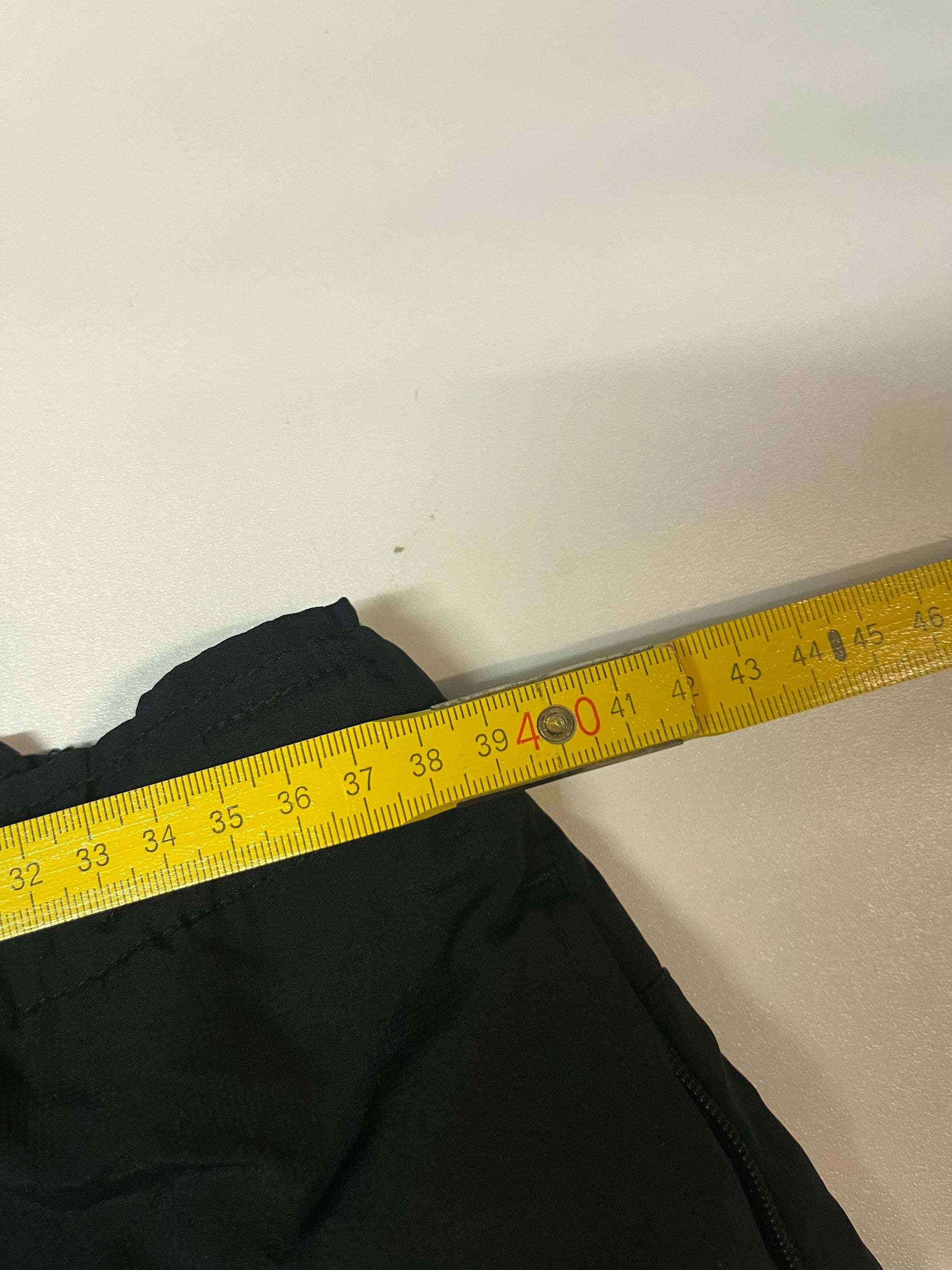 Entdecke unsere Vintage Track Pants von Nike und anderen Marken, erhältlich bei Valuxery.de - Dein Shop für trendige Vintage - Kleidung. Unsere Track Pants sind aus hochwertigen Materialien und
