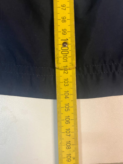 Entdecke unsere Vintage Track Pants von Nike und anderen Marken, erhältlich bei Valuxery.de - Dein Shop für trendige Vintage - Kleidung. Unsere Track Pants sind aus hochwertigen Materialien und