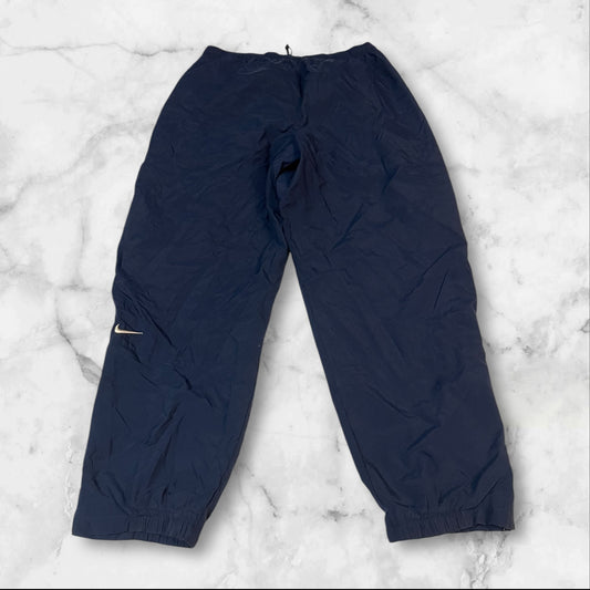 Entdecke unsere Vintage Track Pants von Nike und anderen Marken, erhältlich bei Valuxery.de - Dein Shop für trendige Vintage - Kleidung. Unsere Track Pants sind aus hochwertigen Materialien und