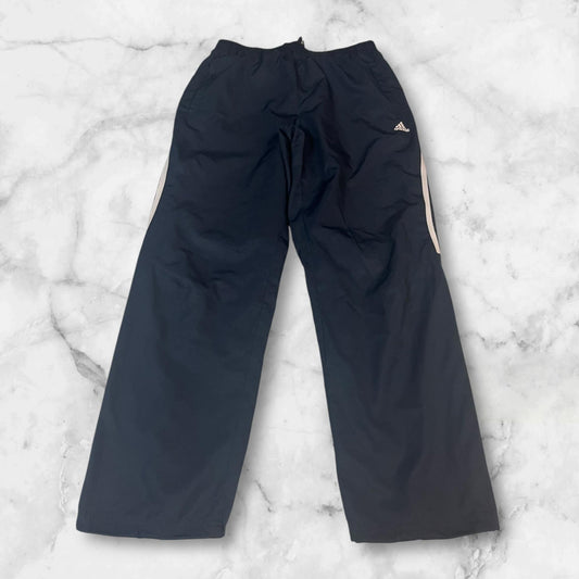 Entdecke unsere Vintage Track Pants von Nike und anderen Marken, erhältlich bei Valuxery.de - Dein Shop für trendige Vintage - Kleidung. Unsere Track Pants sind aus hochwertigen Materialien und