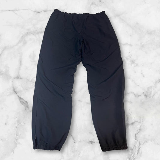 Entdecke unsere Vintage Track Pants von Nike und anderen Marken, erhältlich bei Valuxery.de - Dein Shop für trendige Vintage - Kleidung. Unsere Track Pants sind aus hochwertigen Materialien und