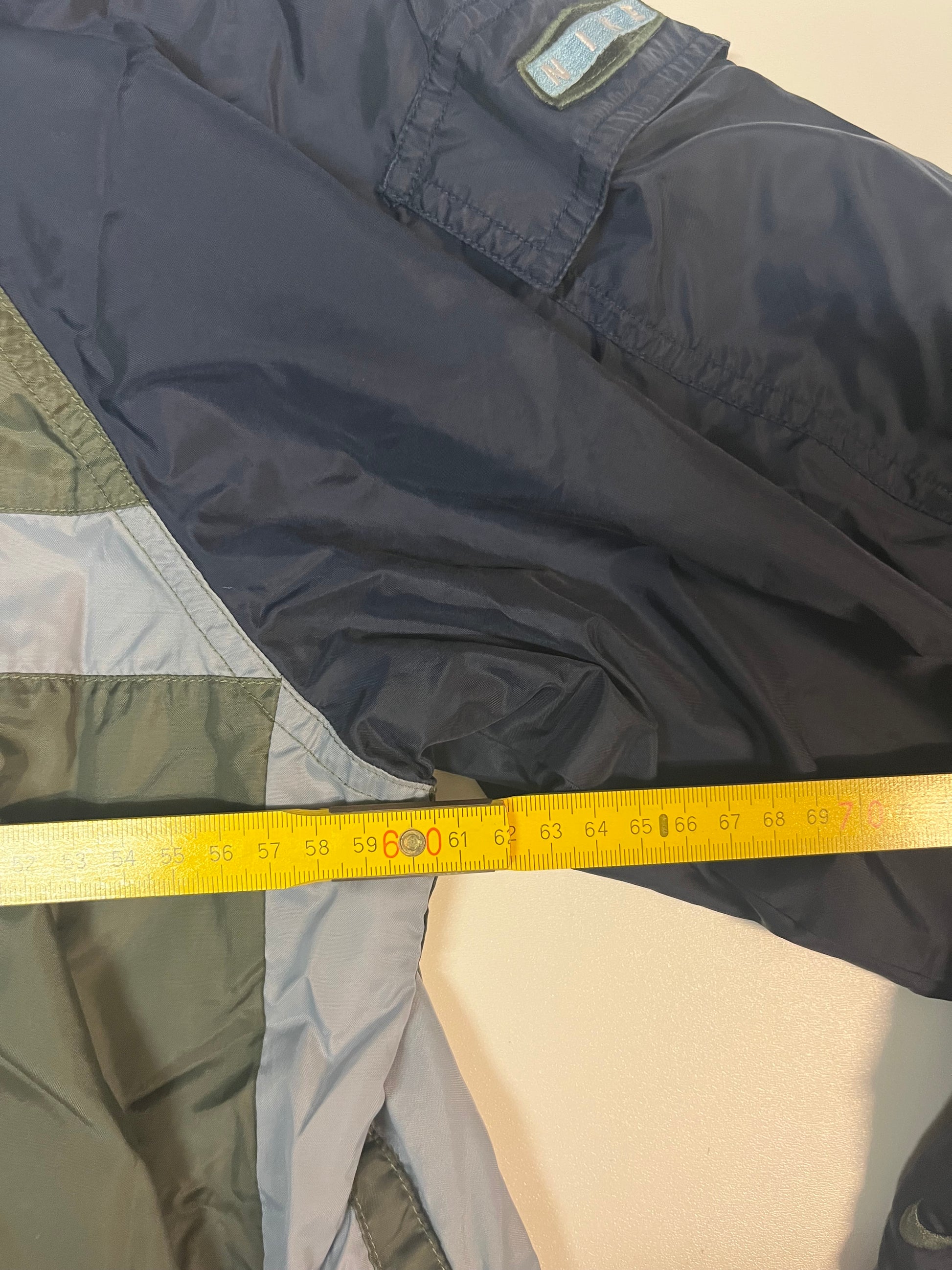 Entdecke unsere Vintage Track Pants von Nike und anderen Marken, erhältlich bei Valuxery.de - Dein Shop für trendige Vintage - Kleidung. Unsere Track Pants sind aus hochwertigen Materialien und