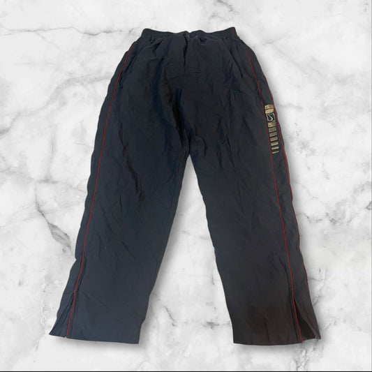 Entdecke unsere Vintage Track Pants von Nike und anderen Marken, erhältlich bei Valuxery.de - Dein Shop für trendige Vintage - Kleidung. Unsere Track Pants sind aus hochwertigen Materialien und