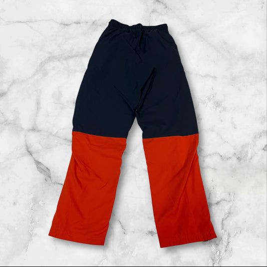 Entdecke unsere Vintage Track Pants von Nike und anderen Marken, erhältlich bei Valuxery.de - Dein Shop für trendige Vintage - Kleidung. Unsere Track Pants sind aus hochwertigen Materialien und
