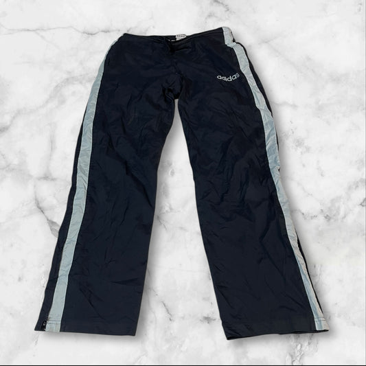 Entdecke unsere Vintage Track Pants von Nike und anderen Marken, erhältlich bei Valuxery.de - Dein Shop für trendige Vintage - Kleidung. Unsere Track Pants sind aus hochwertigen Materialien und