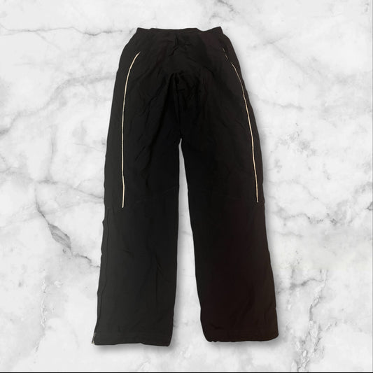 Entdecke unsere Vintage Track Pants von Nike und anderen Marken, erhältlich bei Valuxery.de - Dein Shop für trendige Vintage - Kleidung. Unsere Track Pants sind aus hochwertigen Materialien und