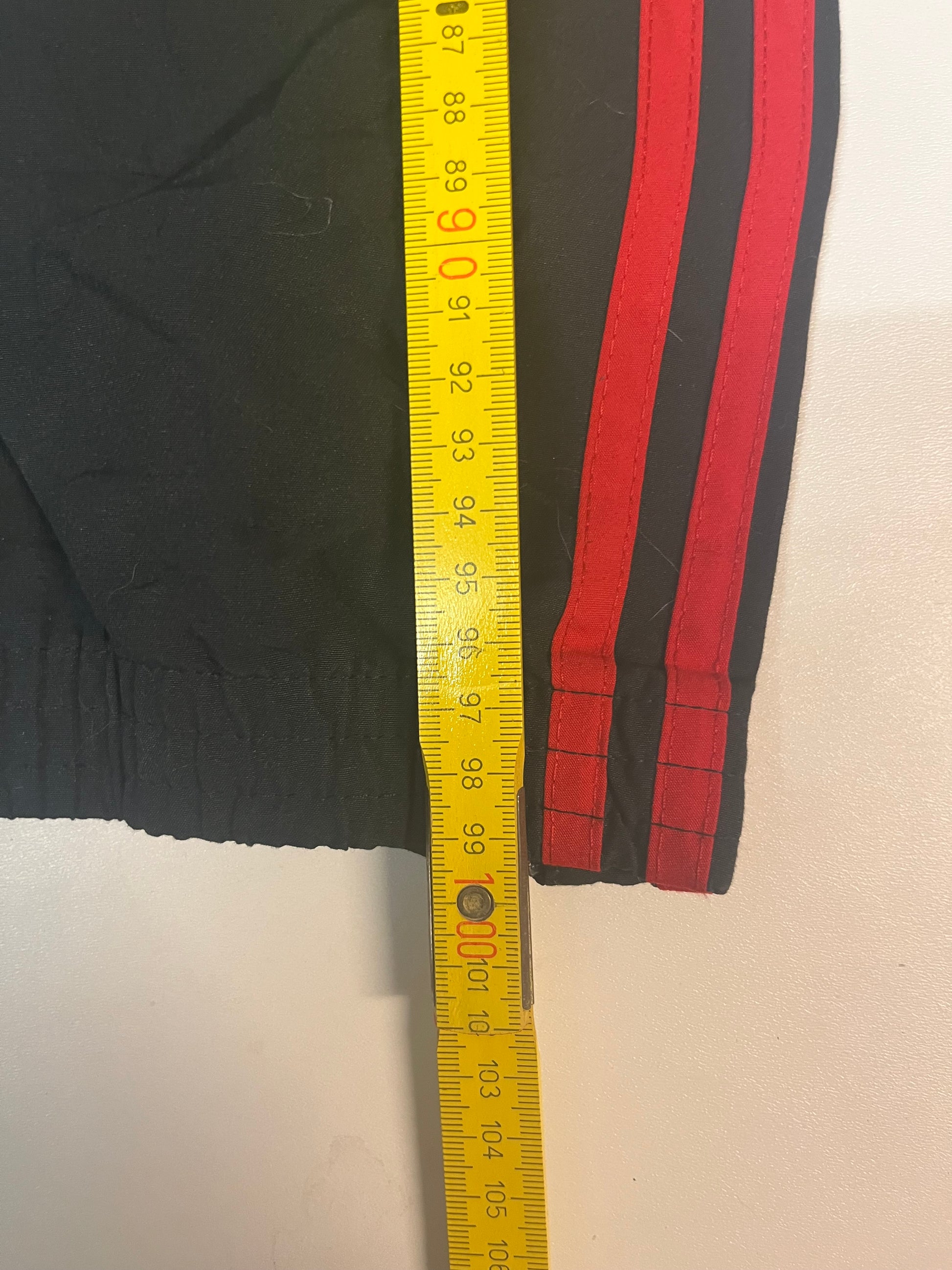 Entdecke unsere Vintage Track Pants von Nike und anderen Marken, erhältlich bei Valuxery.de - Dein Shop für trendige Vintage - Kleidung. Unsere Track Pants sind aus hochwertigen Materialien und