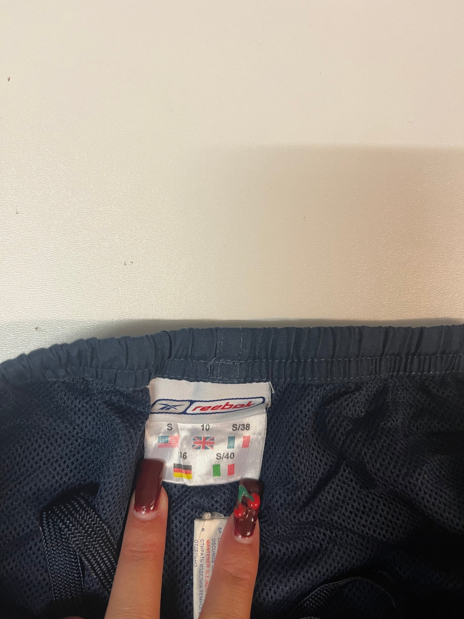 Entdecke unsere Vintage Track Pants von Nike und anderen Marken, erhältlich bei Valuxery.de - Dein Shop für trendige Vintage - Kleidung. Unsere Track Pants sind aus hochwertigen Materialien und