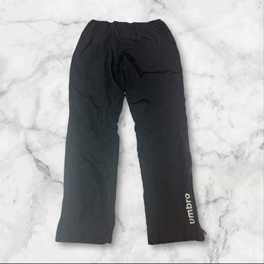 Entdecke unsere Vintage Track Pants von Nike und anderen Marken, erhältlich bei Valuxery.de - Dein Shop für trendige Vintage - Kleidung. Unsere Track Pants sind aus hochwertigen Materialien und