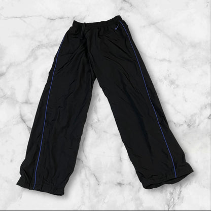 Entdecke unsere Vintage Track Pants von Nike und anderen Marken, erhältlich bei Valuxery.de - Dein Shop für trendige Vintage - Kleidung. Unsere Track Pants sind aus hochwertigen Materialien und