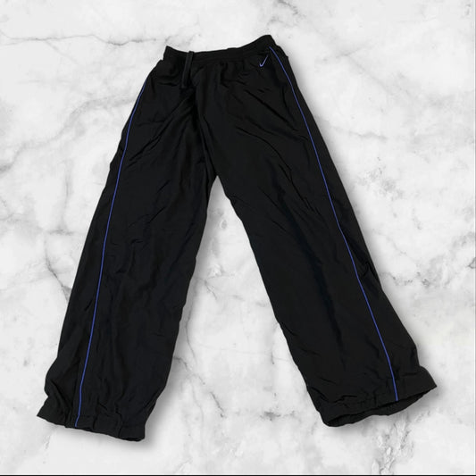 Entdecke unsere Vintage Track Pants von Nike und anderen Marken, erhältlich bei Valuxery.de - Dein Shop für trendige Vintage - Kleidung. Unsere Track Pants sind aus hochwertigen Materialien und