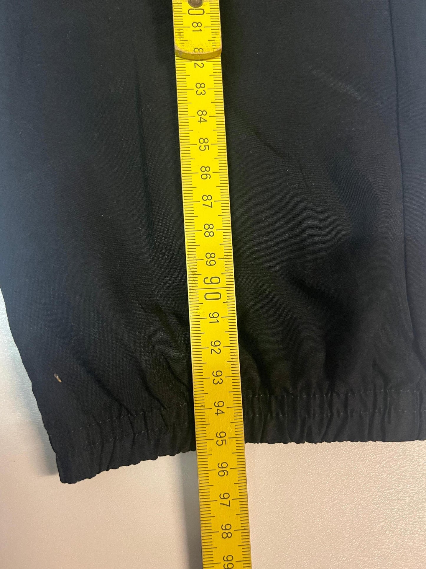 Entdecke unsere Vintage Track Pants von Nike und anderen Marken, erhältlich bei Valuxery.de - Dein Shop für trendige Vintage - Kleidung. Unsere Track Pants sind aus hochwertigen Materialien und