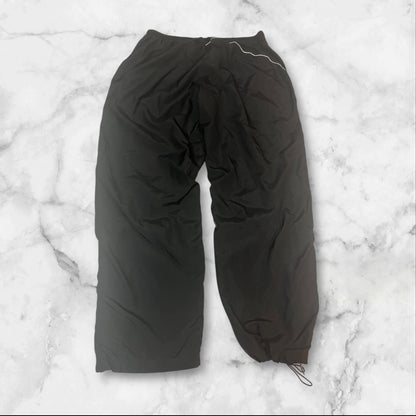 Entdecke unsere Vintage Track Pants von Nike und anderen Marken, erhältlich bei Valuxery.de - Dein Shop für trendige Vintage - Kleidung. Unsere Track Pants sind aus hochwertigen Materialien und