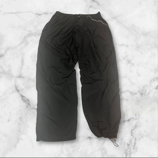 Entdecke unsere Vintage Track Pants von Nike und anderen Marken, erhältlich bei Valuxery.de - Dein Shop für trendige Vintage - Kleidung. Unsere Track Pants sind aus hochwertigen Materialien und