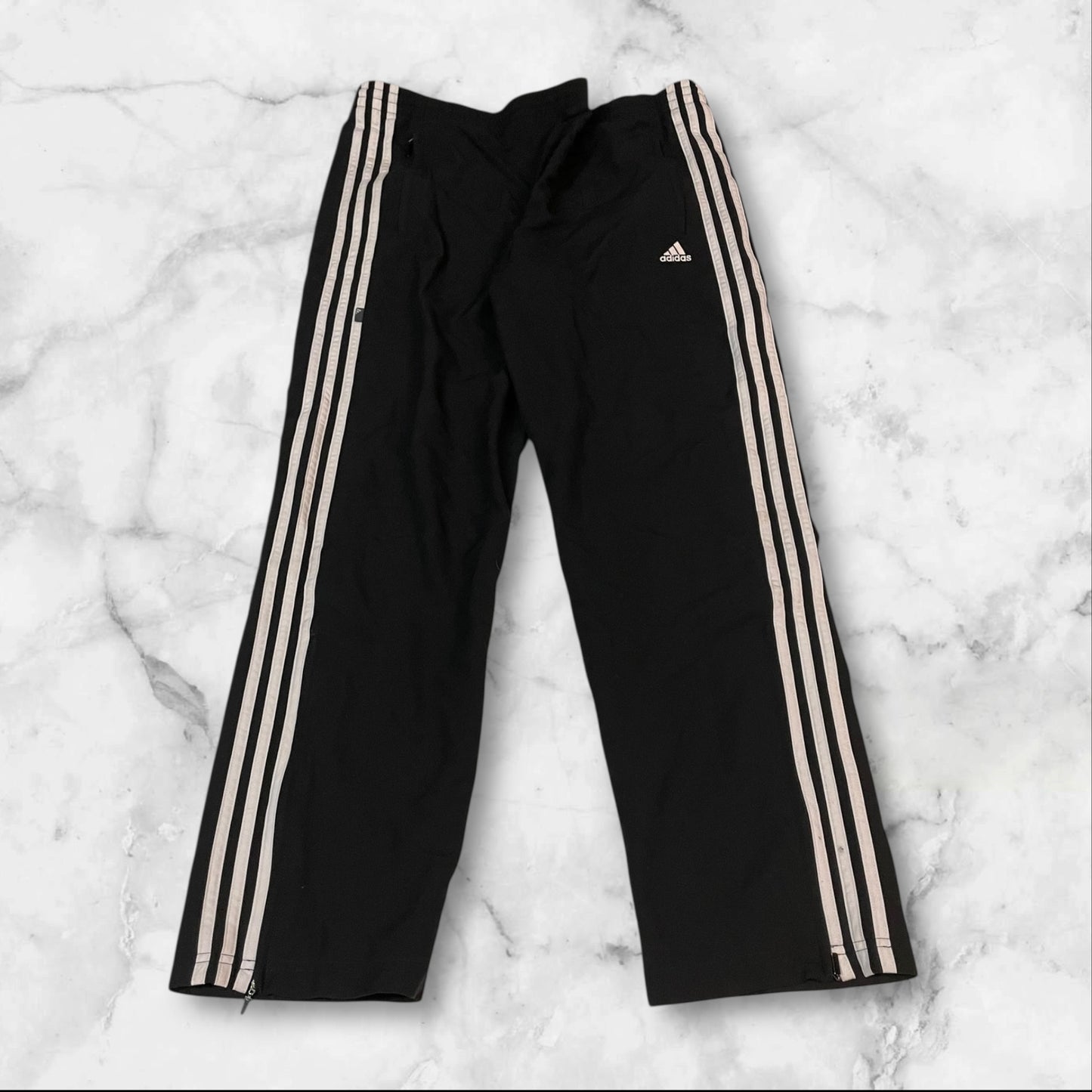 Entdecke unsere Vintage Track Pants von Nike und anderen Marken, erhältlich bei Valuxery.de - Dein Shop für trendige Vintage - Kleidung. Unsere Track Pants sind aus hochwertigen Materialien und