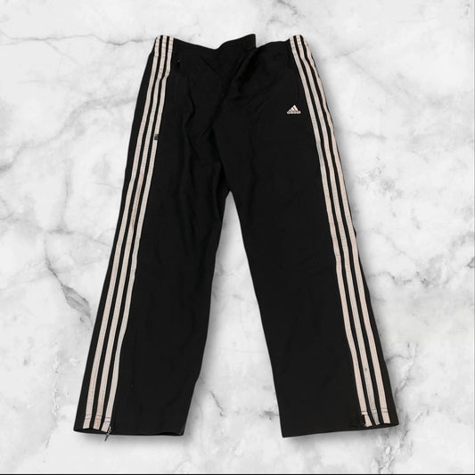 Entdecke unsere Vintage Track Pants von Nike und anderen Marken, erhältlich bei Valuxery.de - Dein Shop für trendige Vintage - Kleidung. Unsere Track Pants sind aus hochwertigen Materialien und