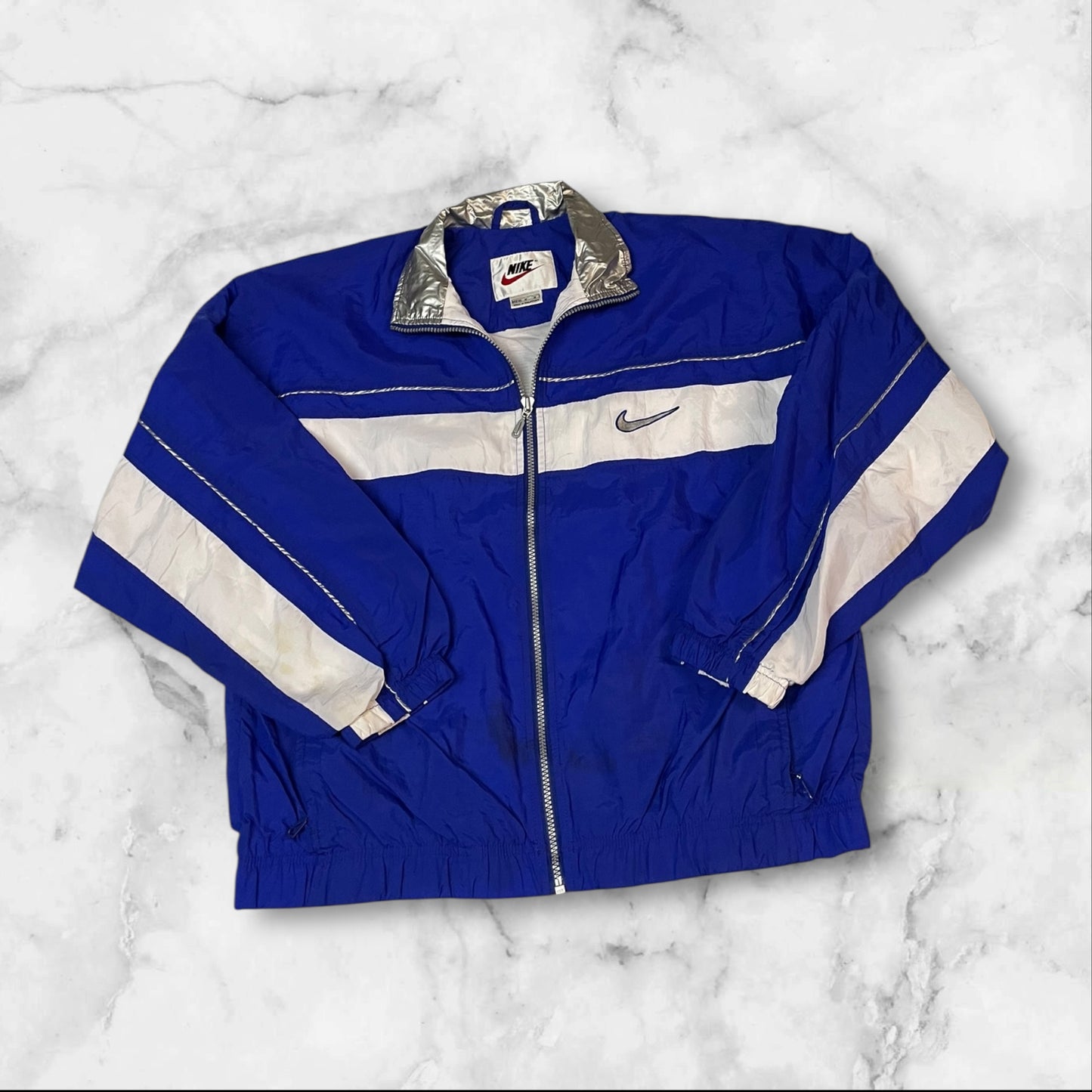 Entdecke unsere Vintage Track Pants von Nike und anderen Marken, erhältlich bei Valuxery.de - Dein Shop für trendige Vintage - Kleidung. Unsere Track Pants sind aus hochwertigen Materialien und