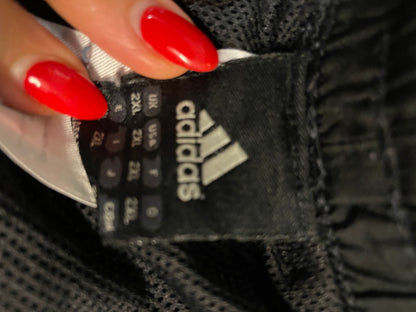 Entdecke unsere Vintage Track Pants von Nike und anderen Marken, erhältlich bei Valuxery.de - Dein Shop für trendige Vintage - Kleidung. Unsere Track Pants sind aus hochwertigen Materialien und
