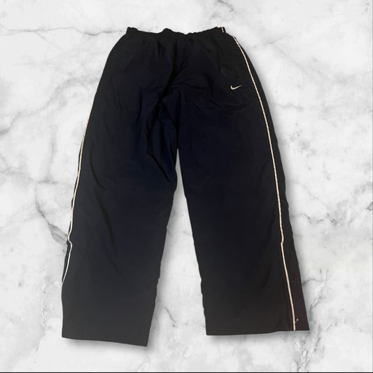 Entdecke unsere Vintage Track Pants von Nike und anderen Marken, erhältlich bei Valuxery.de - Dein Shop für trendige Vintage - Kleidung. Unsere Track Pants sind aus hochwertigen Materialien und
