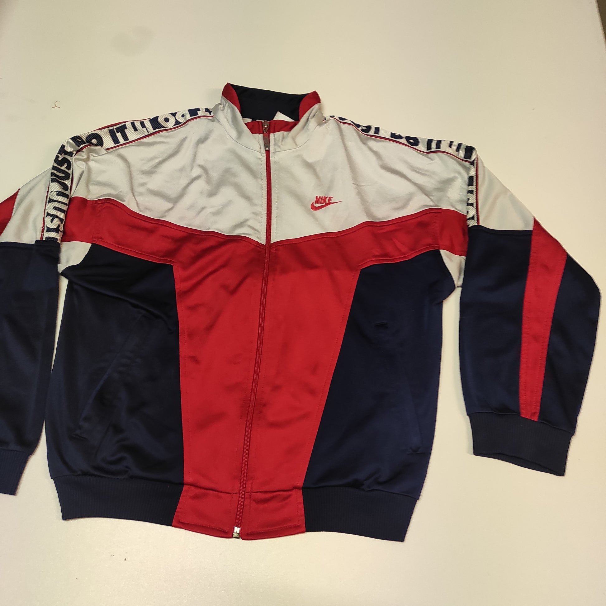 Entdecke unsere Vintage Track Pants von Nike und anderen Marken, erhältlich bei Valuxery.de - Dein Shop für trendige Vintage - Kleidung. Unsere Track Pants sind aus hochwertigen Materialien und