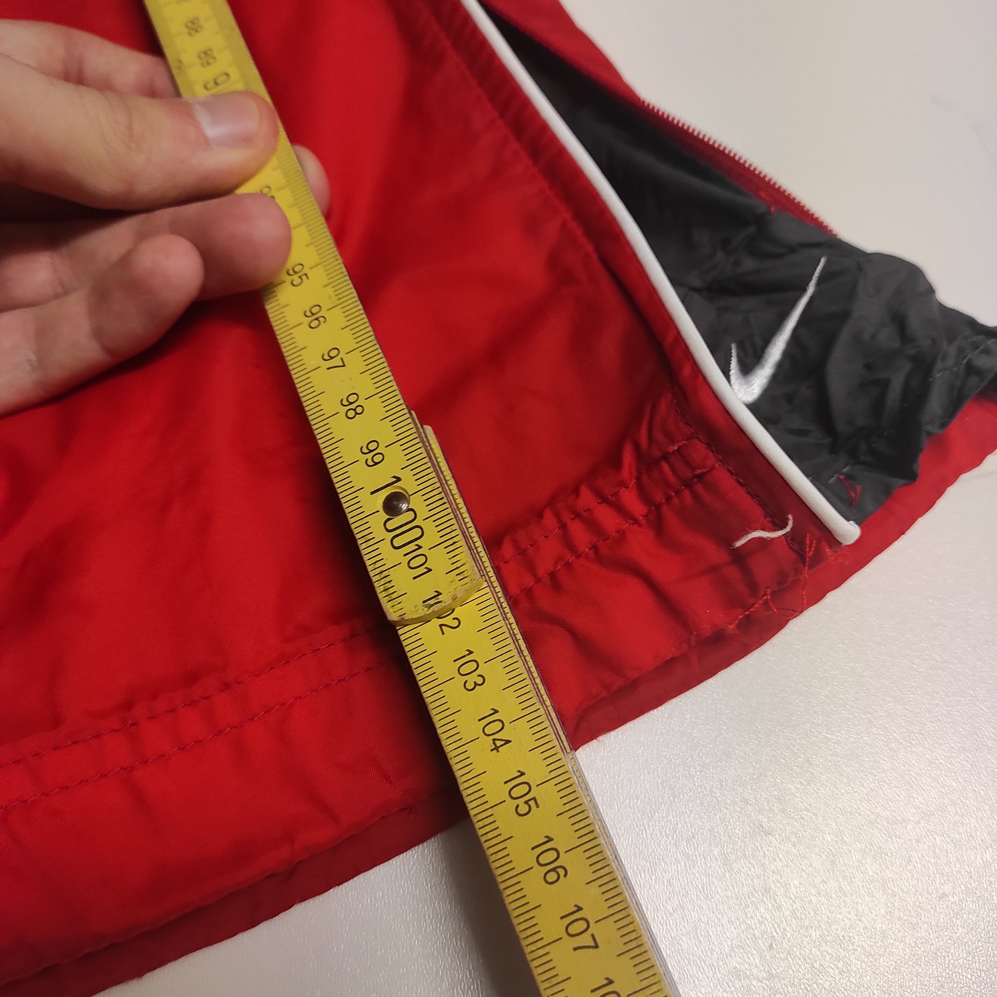 Entdecke unsere Vintage Track Pants von Nike und anderen Marken, erhältlich bei Valuxery.de - Dein Shop für trendige Vintage - Kleidung. Unsere Track Pants sind aus hochwertigen Materialien und