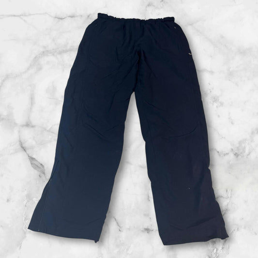 Entdecke unsere Vintage Track Pants von Nike und anderen Marken, erhältlich bei Valuxery.de - Dein Shop für trendige Vintage - Kleidung. Unsere Track Pants sind aus hochwertigen Materialien und