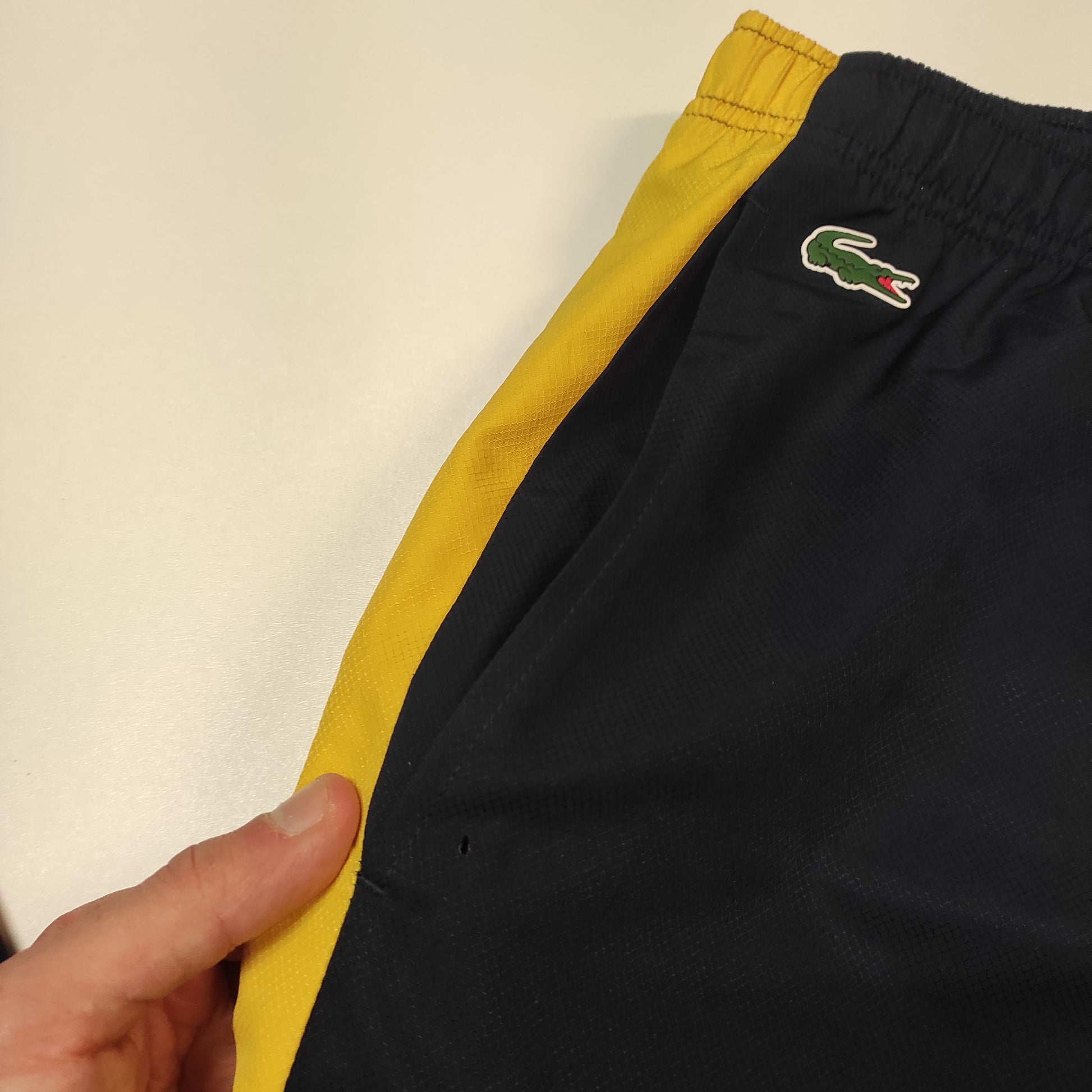 Entdecke unsere Vintage Track Pants von Nike und anderen Marken, erhältlich bei Valuxery.de - Dein Shop für trendige Vintage - Kleidung. Unsere Track Pants sind aus hochwertigen Materialien und