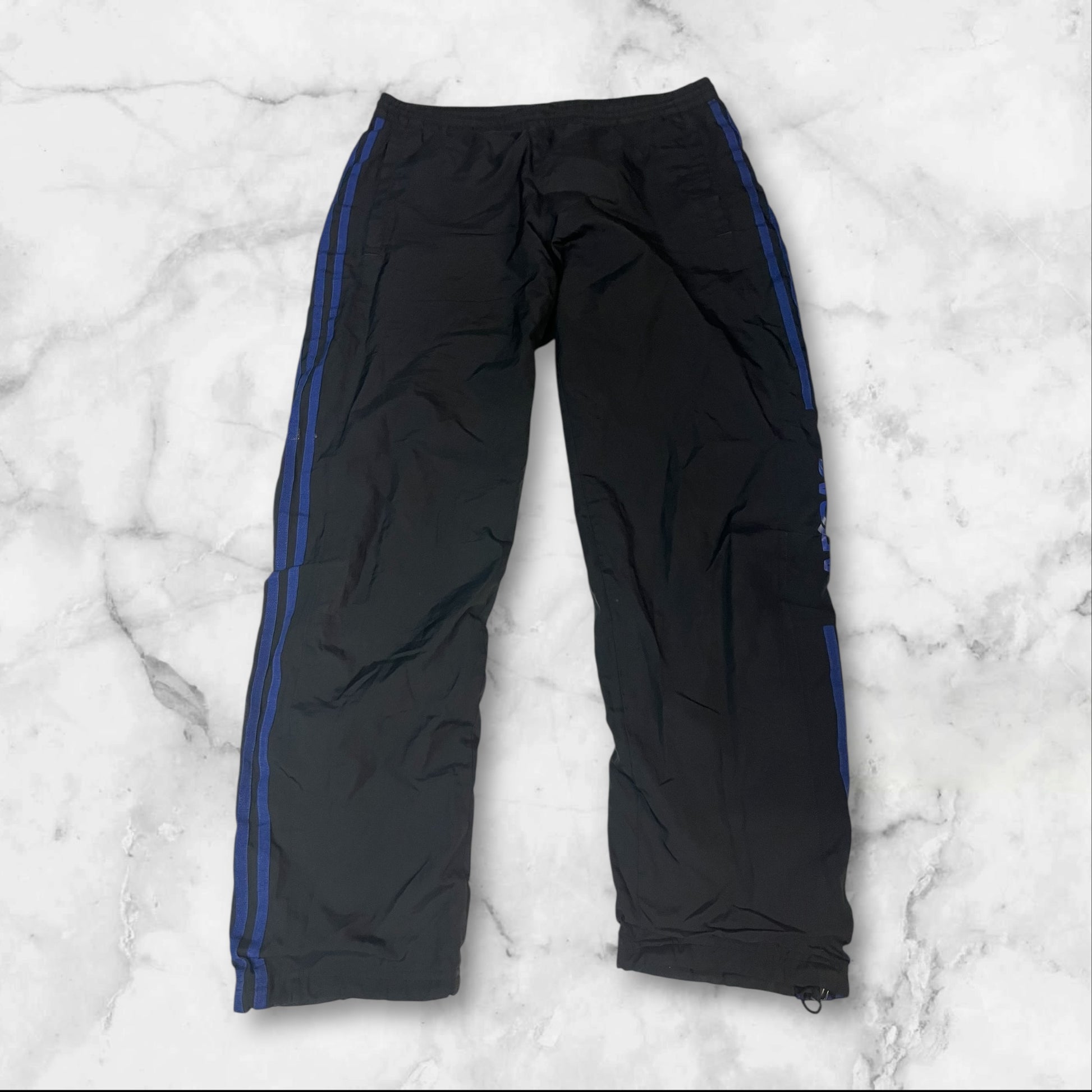 Entdecke unsere Vintage Track Pants von Nike und anderen Marken, erhältlich bei Valuxery.de - Dein Shop für trendige Vintage - Kleidung. Unsere Track Pants sind aus hochwertigen Materialien und