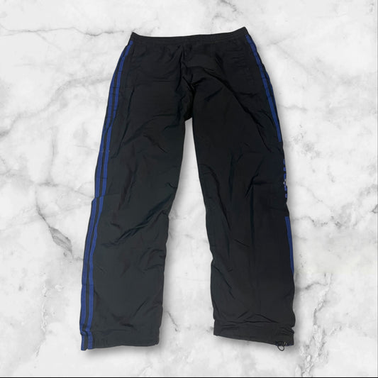 Entdecke unsere Vintage Track Pants von Nike und anderen Marken, erhältlich bei Valuxery.de - Dein Shop für trendige Vintage - Kleidung. Unsere Track Pants sind aus hochwertigen Materialien und