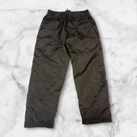 Entdecke unsere Vintage Track Pants von Nike und anderen Marken, erhältlich bei Valuxery.de - Dein Shop für trendige Vintage - Kleidung. Unsere Track Pants sind aus hochwertigen Materialien und