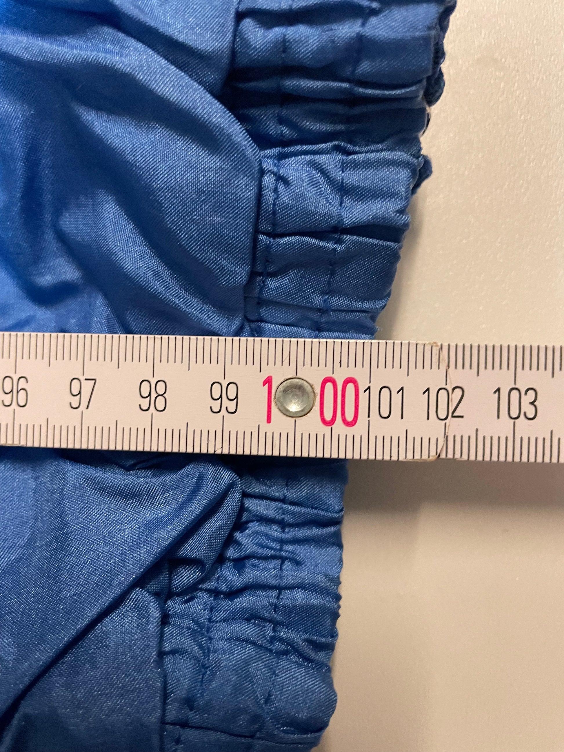Entdecke unsere Vintage Track Pants von Nike und anderen Marken, erhältlich bei Valuxery.de - Dein Shop für trendige Vintage - Kleidung. Unsere Track Pants sind aus hochwertigen Materialien und