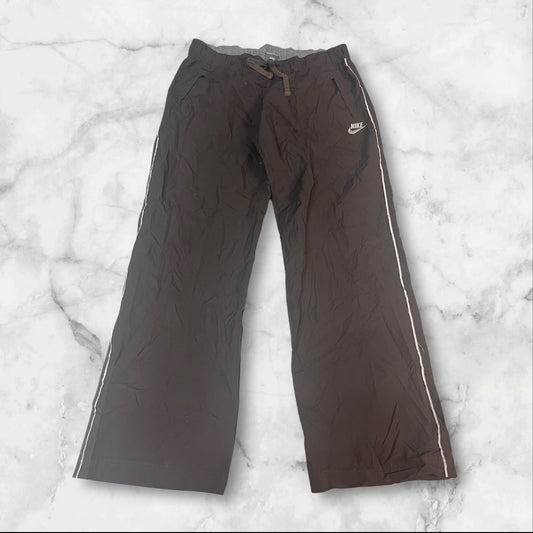 Entdecke unsere Vintage Track Pants von Nike und anderen Marken, erhältlich bei Valuxery.de - Dein Shop für trendige Vintage - Kleidung. Unsere Track Pants sind aus hochwertigen Materialien und